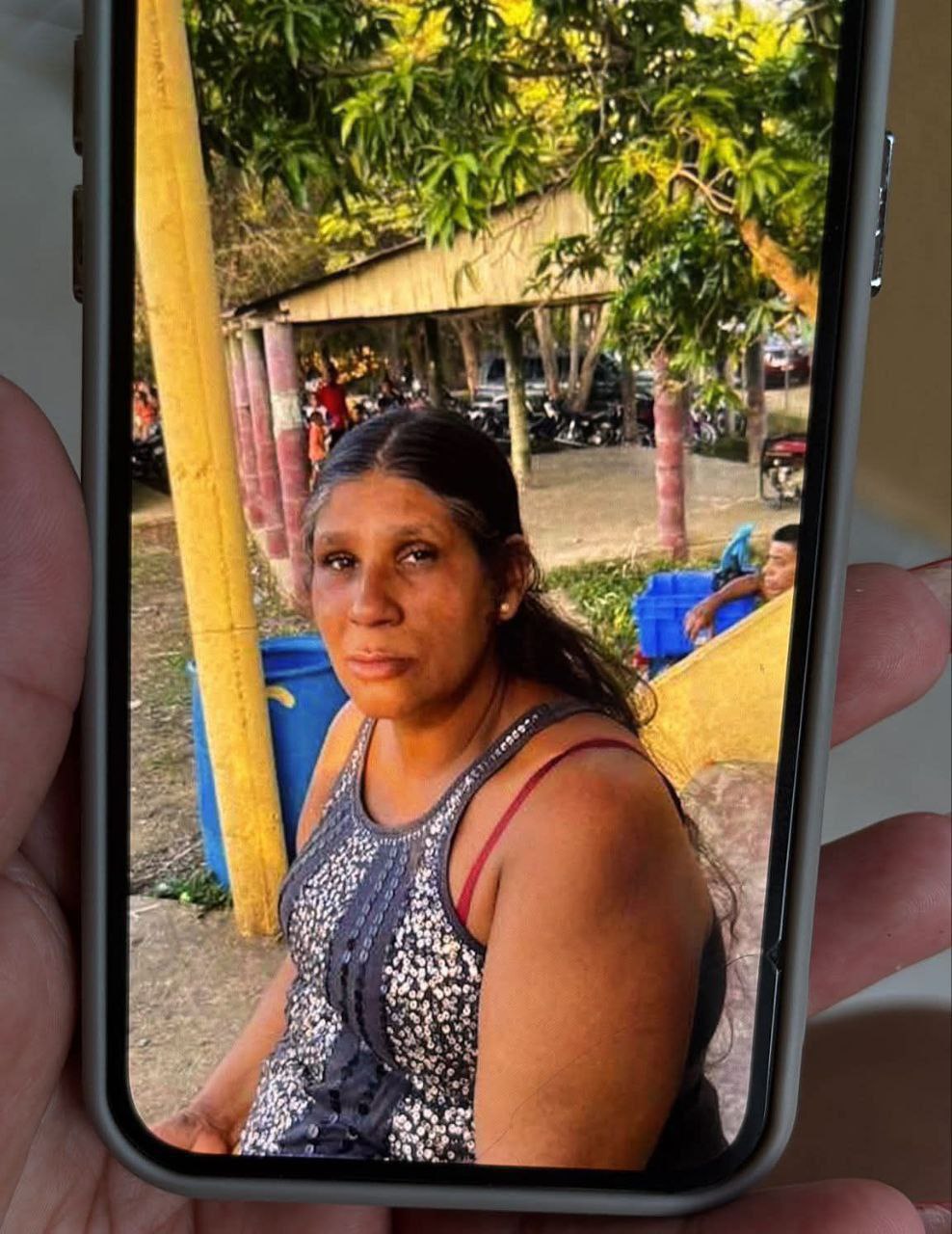 周三下午，多米尼加共和国 西北部圣地亚哥罗德里格斯的一名妇女被困在家中的大火中，最终被完全烧毁。.jpg